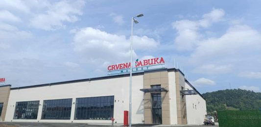 Crvena jabuka o slučaju “zabrana dresova”: “Nema prijetnji otkazima, riječ je o obaveznoj radnoj uniformi” Crvena jabuka o slučaju “zabrana dresova”: “Nema prijetnji otkazima, riječ je o obaveznoj radnoj uniformi” - featured image