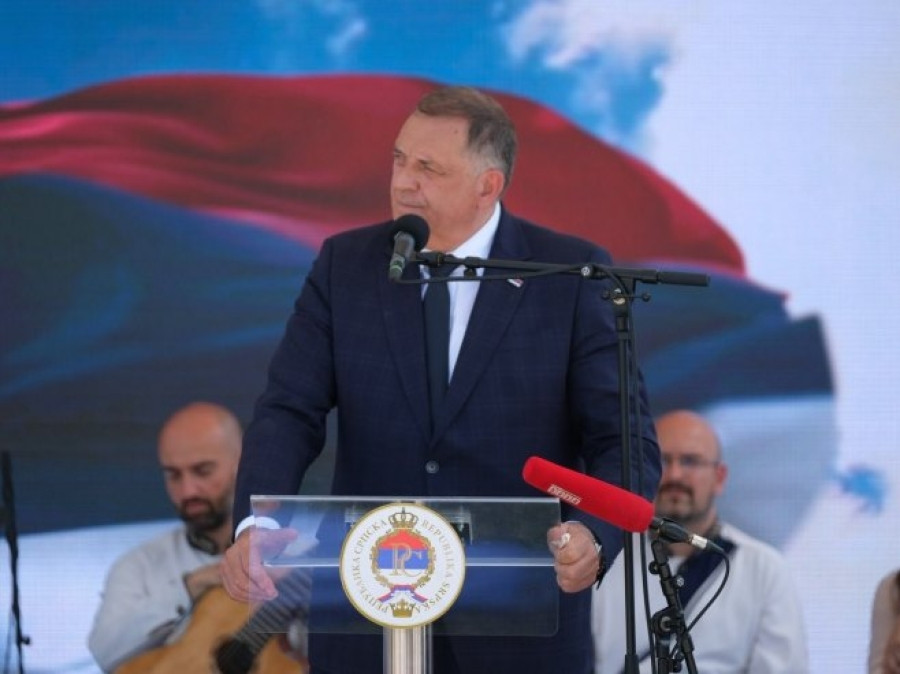 DODIK DOŽIVIO DO SADA NEVIĐENO BLAMIRANJE U RS-u: Na javnom skupu pljuvao po muslimanima, a onda su ga veterani RS-a žestoko kaznili… - featured image DODIK DOŽIVIO DO SADA NEVIĐENO BLAMIRANJE U RS-u: Na javnom skupu pljuvao po muslimanima, a onda su ga veterani RS-a žestoko kaznili… - featured image