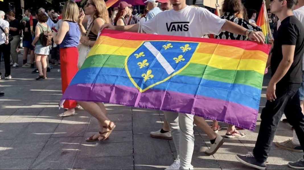 Oglasila se majka mladića koji je nosio zastavu sa ljiljanima i duginim bojama: “Sve ćemo tužiti” - featured image
