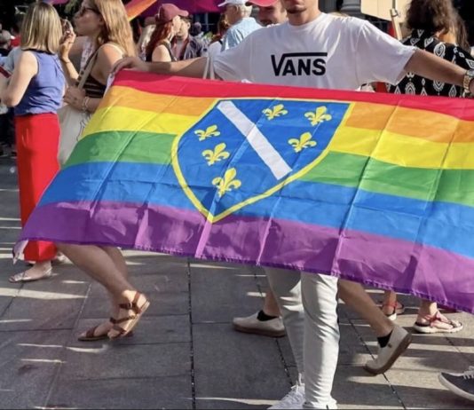 Oglasila se majka mladića koji je nosio zastavu sa ljiljanima i duginim bojama: “Sve ćemo tužiti” Oglasila se majka mladića koji je nosio zastavu sa ljiljanima i duginim bojama: “Sve ćemo tužiti” - featured image
