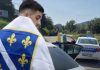 (VIDEO) Vlasenica: Policija intervenirala zbog maloljetnog dječaka koji je nosio zastavu s ljiljanima tokom proslave mature - featured image