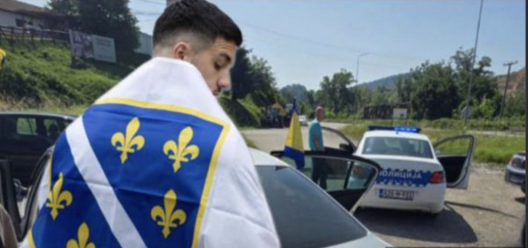 (VIDEO) Vlasenica: Policija intervenirala zbog maloljetnog dječaka koji je nosio zastavu s ljiljanima tokom proslave mature - featured image