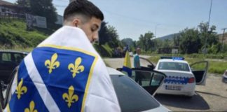 (VIDEO) Vlasenica: Policija intervenirala zbog maloljetnog dječaka koji je nosio zastavu s ljiljanima tokom proslave mature (VIDEO) Vlasenica: Policija intervenirala zbog maloljetnog dječaka koji je nosio zastavu s ljiljanima tokom proslave mature - featured image