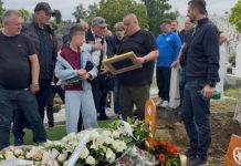 DIRLJIVA PRIČA KOJA JE GANULA REGION: Dinu nakon sahrane zaustavio nepoznati čovjek i predao mu OVO - featured image