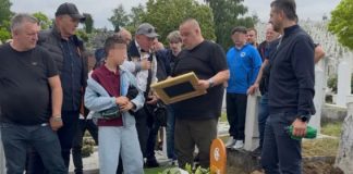 DIRLJIVA PRIČA KOJA JE GANULA REGION: Dinu nakon sahrane zaustavio nepoznati čovjek i predao mu OVO - featured image
