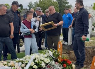 DIRLJIVA PRIČA KOJA JE GANULA REGION: Dinu nakon sahrane zaustavio nepoznati čovjek i predao mu OVO DIRLJIVA PRIČA KOJA JE GANULA REGION: Dinu nakon sahrane zaustavio nepoznati čovjek i predao mu OVO - featured image
