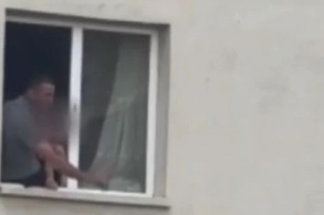 STRAVIČNA DRAMA: Otac držao djevojčicu kao taoca i prijetio da će je baciti kroz prozor - featured image STRAVIČNA DRAMA: Otac držao djevojčicu kao taoca i prijetio da će je baciti kroz prozor - featured image