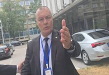 “ŠTO SI ME DANAS NAPAO?”: Pogledajte snimak suočavanja Vukanovića i obezbjeđenja nakon haosa u Skupštini (VIDEO) “ŠTO SI ME DANAS NAPAO?”: Pogledajte snimak suočavanja Vukanovića i obezbjeđenja nakon haosa u Skupštini (VIDEO) - featured image