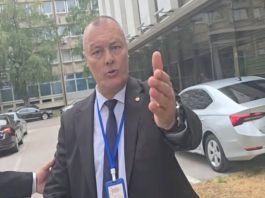 “ŠTO SI ME DANAS NAPAO?”: Pogledajte snimak suočavanja Vukanovića i obezbjeđenja nakon haosa u Skupštini (VIDEO) “ŠTO SI ME DANAS NAPAO?”: Pogledajte snimak suočavanja Vukanovića i obezbjeđenja nakon haosa u Skupštini (VIDEO) - featured image