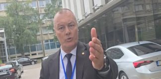 “ŠTO SI ME DANAS NAPAO?”: Pogledajte snimak suočavanja Vukanovića i obezbjeđenja nakon haosa u Skupštini (VIDEO) “ŠTO SI ME DANAS NAPAO?”: Pogledajte snimak suočavanja Vukanovića i obezbjeđenja nakon haosa u Skupštini (VIDEO) - featured image