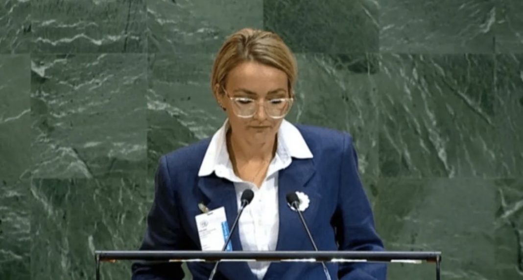 Emina Sinanović potresla UN govorom o Srebrenici: Ne sjećam se očevog glasa, ostala je… - featured image Emina Sinanović potresla UN govorom o Srebrenici: Ne sjećam se očevog glasa, ostala je… - featured image