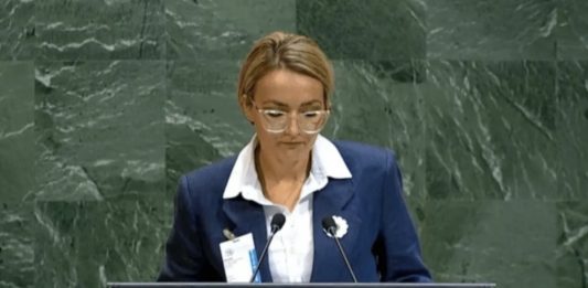 Emina Sinanović potresla UN govorom o Srebrenici: Ne sjećam se očevog glasa, ostala je… Emina Sinanović potresla UN govorom o Srebrenici: Ne sjećam se očevog glasa, ostala je… - featured image