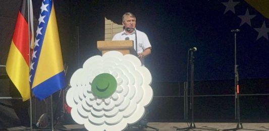 KOMŠIĆ IZ NJEMAČKE POSLAO SNAŽNU PORUKU: “Oni koji negiraju genocid rade to na vlastitu štetu” KOMŠIĆ IZ NJEMAČKE POSLAO SNAŽNU PORUKU: “Oni koji negiraju genocid rade to na vlastitu štetu” - featured image