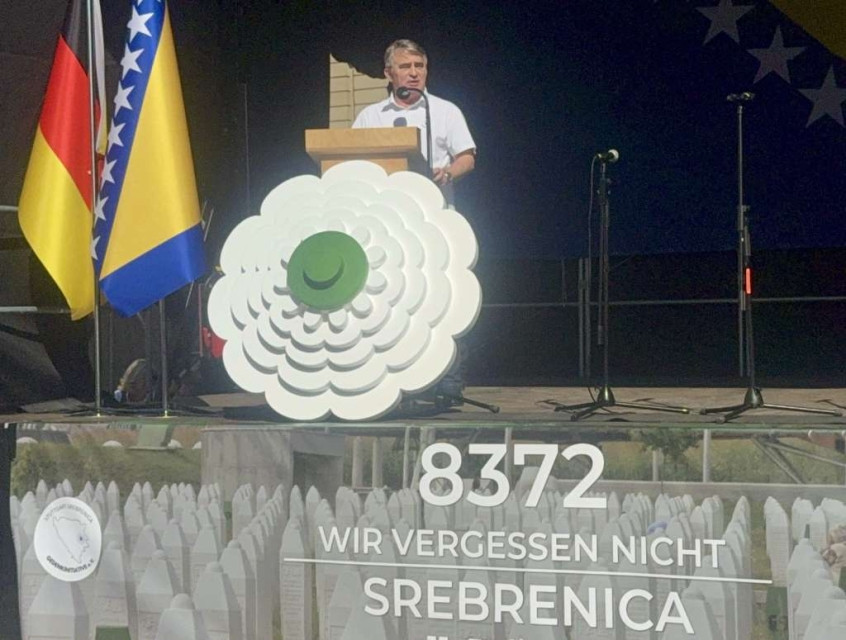 KOMŠIĆ IZ NJEMAČKE POSLAO SNAŽNU PORUKU: “Oni koji negiraju genocid rade to na vlastitu štetu” - featured image KOMŠIĆ IZ NJEMAČKE POSLAO SNAŽNU PORUKU: “Oni koji negiraju genocid rade to na vlastitu štetu” - featured image