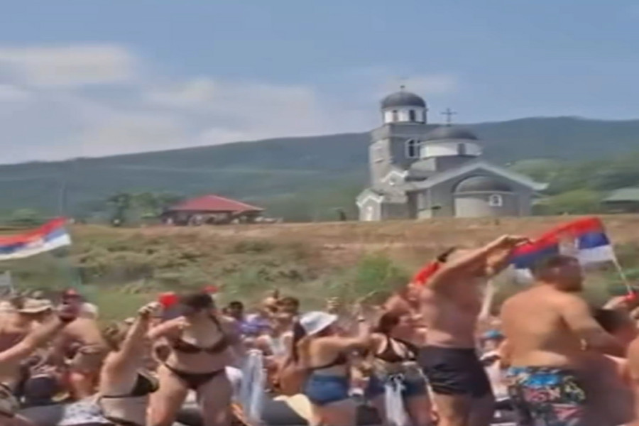 “NE VOLIM TE ALIJA” ODJEKIVALO DRINOM: Zastrašujuće nacionalističko orgijanje na regati u Bajinoj Bašti (VIDEO) - featured image “NE VOLIM TE ALIJA” ODJEKIVALO DRINOM: Zastrašujuće nacionalističko orgijanje na regati u Bajinoj Bašti (VIDEO) - featured image