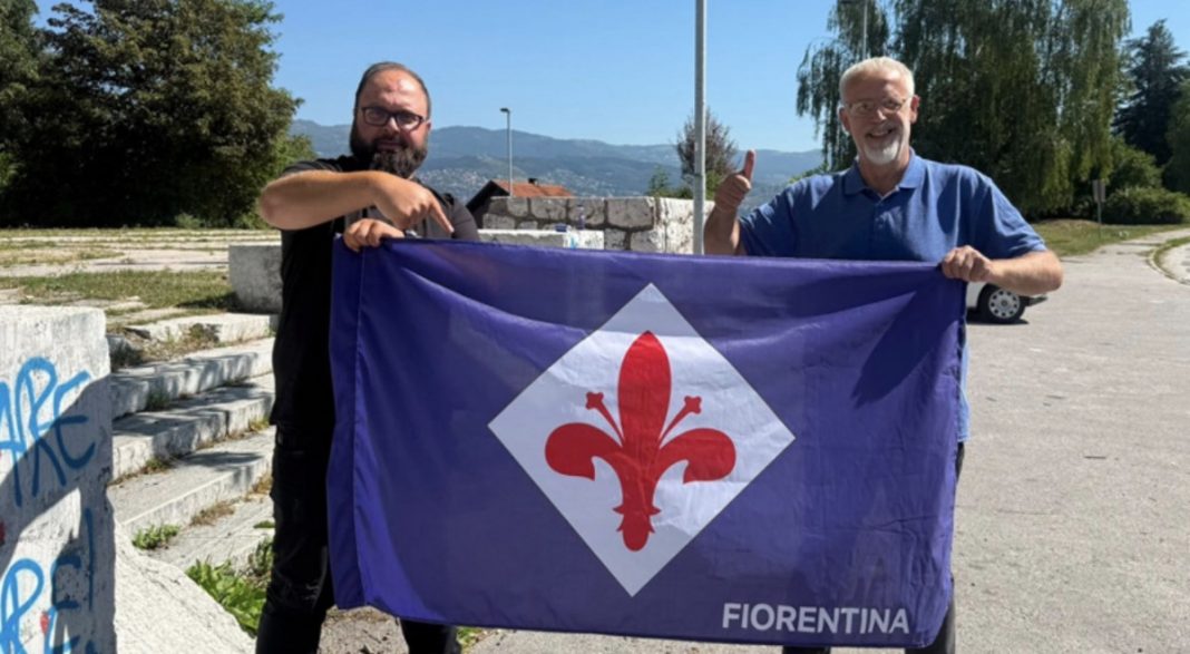 MUP RS zabranio novinarima nošenje zastave Fiorentine zbog ljiljana - featured image MUP RS zabranio novinarima nošenje zastave Fiorentine zbog ljiljana - featured image