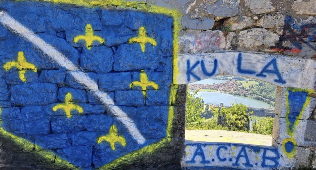 Dvije osobe iz Francuske crtale grafite sa ljiljanima na Kuli u Zvorniku: Policija istražuje slučaj - featured image Dvije osobe iz Francuske crtale grafite sa ljiljanima na Kuli u Zvorniku: Policija istražuje slučaj - featured image