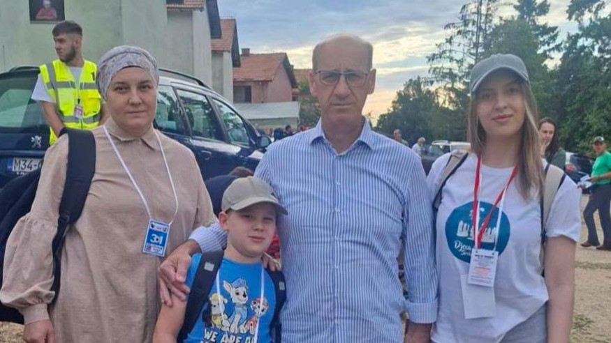 Ramiz Salkić sa najmilijima na Maršu mira: Dok god koračamo ovom stazom, istina će živjeti - featured image Ramiz Salkić sa najmilijima na Maršu mira: Dok god koračamo ovom stazom, istina će živjeti - featured image