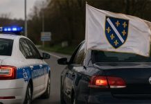NOVA POLICIJSKA TORTURA U REPUBLICI SRPSKOJ: Oduzeta zastava s ljiljanima i uručen prekršajni nalog, unatoč presudi suda u Banjoj Luci… - featured image