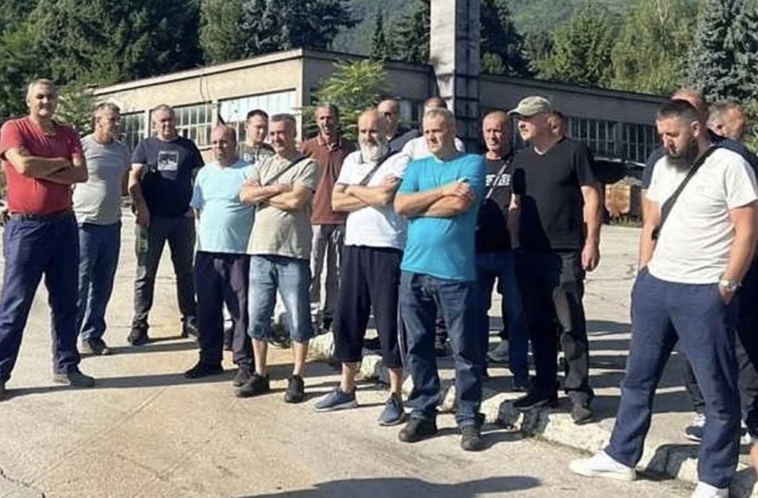 Burno u Zenici: Rudari ne izlaze iz jame, dio njih odlučio se na jedan od najradikalnijih poteza… - featured image Burno u Zenici: Rudari ne izlaze iz jame, dio njih odlučio se na jedan od najradikalnijih poteza… - featured image