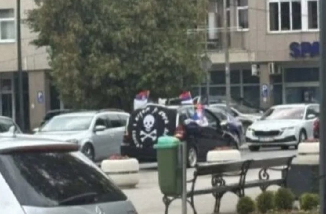 Vozilo s četničkim obilježjima prošlo bh. gradom, kolona prošla i pored policije: “Kako biti…” - featured image Vozilo s četničkim obilježjima prošlo bh. gradom, kolona prošla i pored policije: “Kako biti…” - featured image