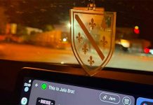 DRAMA NA PUTU PREMA CAZINU: Policija RS-a tražila da iz vozila ukloni ljiljane, zaprijetili su mu… DRAMA NA PUTU PREMA CAZINU: Policija RS-a tražila da iz vozila ukloni ljiljane, zaprijetili su mu… - featured image