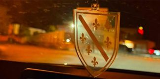 DRAMA NA PUTU PREMA CAZINU: Policija RS-a tražila da iz vozila ukloni ljiljane, zaprijetili su mu… DRAMA NA PUTU PREMA CAZINU: Policija RS-a tražila da iz vozila ukloni ljiljane, zaprijetili su mu… - featured image