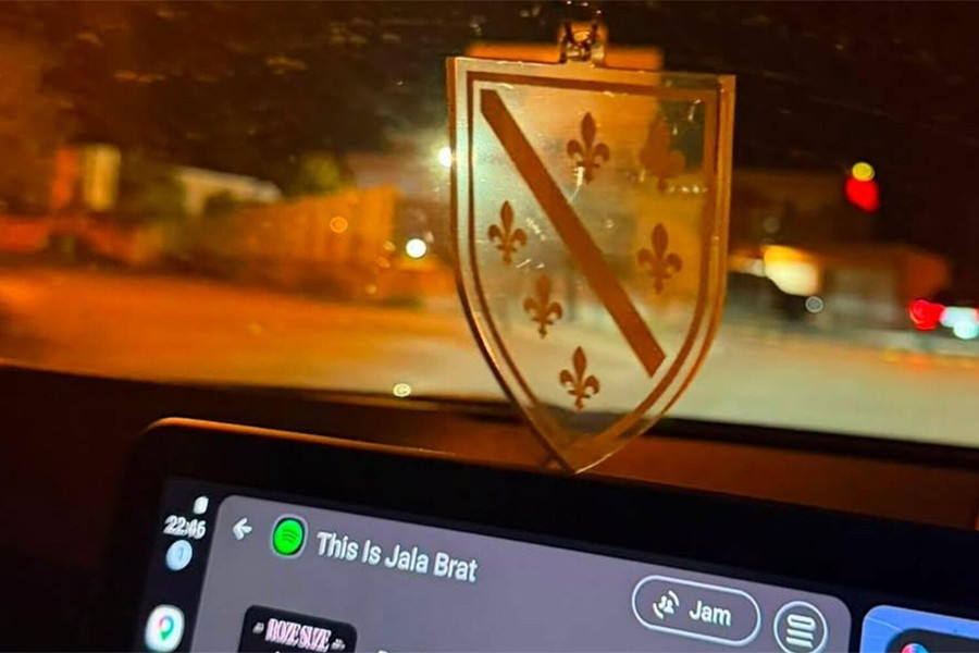 DRAMA NA PUTU PREMA CAZINU: Policija RS-a tražila da iz vozila ukloni ljiljane, zaprijetili su mu… - featured image DRAMA NA PUTU PREMA CAZINU: Policija RS-a tražila da iz vozila ukloni ljiljane, zaprijetili su mu… - featured image