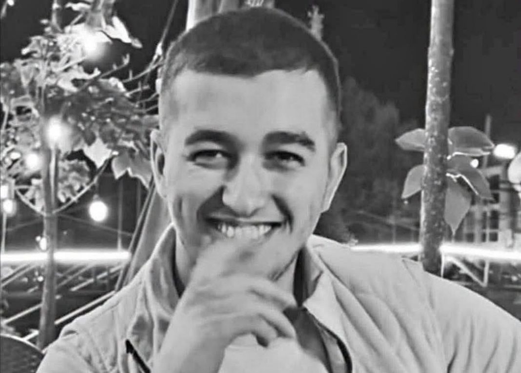 Sandžak u suzama zbog tragedije u Ulcinju: Emotivan oproštaj od Emira Bačevca - featured image Sandžak u suzama zbog tragedije u Ulcinju: Emotivan oproštaj od Emira Bačevca - featured image