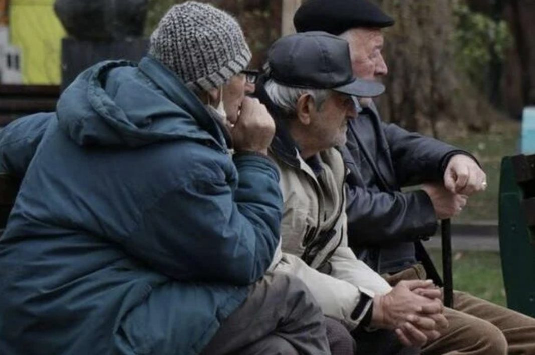 Penzioneri danas primaju uvećane penzije: Ko dobija više i koliko? - featured image Penzioneri danas primaju uvećane penzije: Ko dobija više i koliko? - featured image