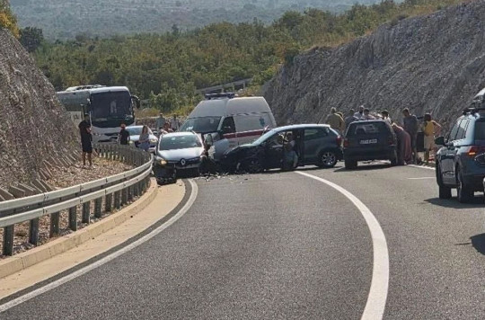 Teška saobraćajna nesreća na putu Stolac – Neum: Sudarilo se više vozila, ima povrijeđenih - featured image Teška saobraćajna nesreća na putu Stolac – Neum: Sudarilo se više vozila, ima povrijeđenih - featured image