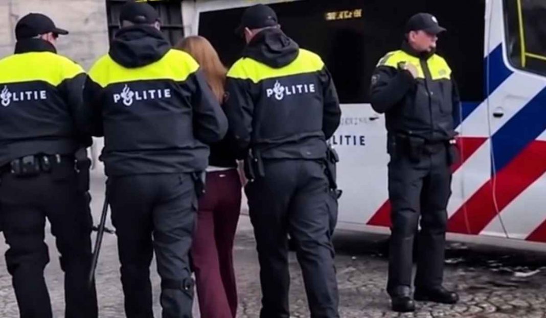 UZVIKNULA „FREE PALESTINE“, POLICIJA JE ODMAH PRIVELA: „Je li ovo demokratija u Evropi?” - featured image