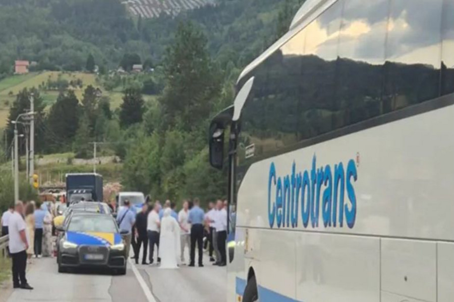 INCIDENT O KOJEM SVI PRIČAJU: Objavljen snimak udesa i tučnjave na putu Sarajevo – Sokolac (VIDEO) - featured image INCIDENT O KOJEM SVI PRIČAJU: Objavljen snimak udesa i tučnjave na putu Sarajevo – Sokolac (VIDEO) - featured image