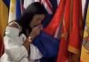Srbijanska ambasadorica poljubila zastavu Nizozemske misleći da je srbijanska, pa pokazala tri prsta - featured image