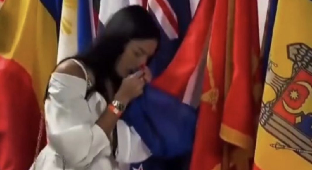 Srbijanska ambasadorica poljubila zastavu Nizozemske misleći da je srbijanska, pa pokazala tri prsta - featured image
