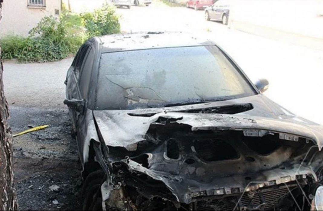 Požar u Tesliću: Bošnjačkom odborniku izgorjeli auto i garaža, ranije se suprotstavio Dodikovom priznanju - featured image Požar u Tesliću: Bošnjačkom odborniku izgorjeli auto i garaža, ranije se suprotstavio Dodikovom priznanju - featured image