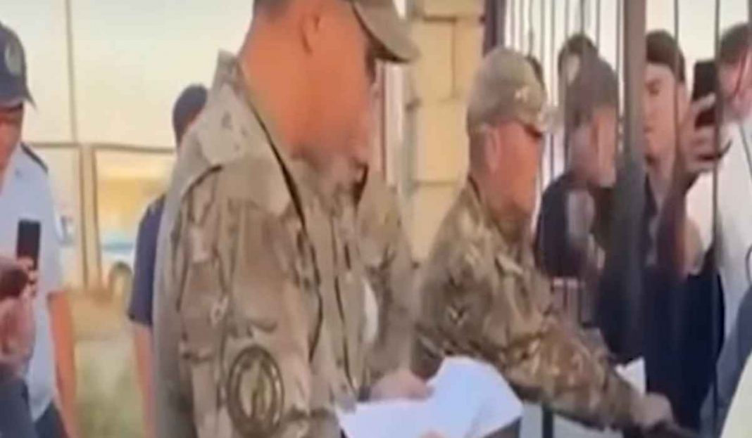 RODITELJI ČEKALI DOK SU ČITANA IMENA: Vojna vježba završila tragedijom, poginulo 14 vojnika - featured image