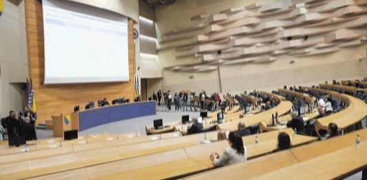 PRESKUP MANDAT: Neki državni parlamentarci godinama primaju više od 7.700 KM mjesečno, a gotovo da nemaju aktivnosti PRESKUP MANDAT: Neki državni parlamentarci godinama primaju više od 7.700 KM mjesečno, a gotovo da nemaju aktivnosti - featured image