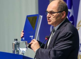 Schmidt: ‘Naredne godine će Dodik pokušati podijeliti BiH. Morat će se reagovati jasno i čvrsto!’ Schmidt: 'Naredne godine će Dodik pokušati podijeliti BiH. Morat će se reagovati jasno i čvrsto!' - featured image