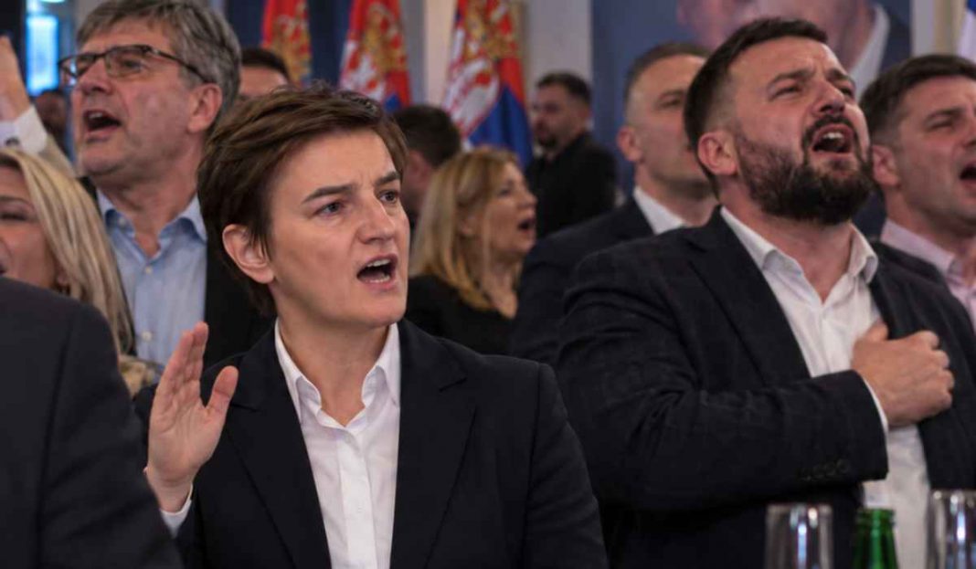 NAKON VUČIĆEVOG PORAZA U ŠTABU SNS-a VELIČALI MLADIĆA? Anadolija objavila snimak, među prisutnima Ana Brnabić! - featured image NAKON VUČIĆEVOG PORAZA U ŠTABU SNS-a VELIČALI MLADIĆA? Anadolija objavila snimak, među prisutnima Ana Brnabić! - featured image
