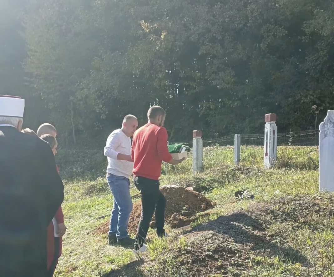 DA TI SRCE PUKNE: Otac nosi mali tabut svog sina, oproštaj koji slama srca - featured image
