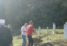 DA TI SRCE PUKNE: Otac nosi mali tabut svog sina, oproštaj koji slama srca DA TI SRCE PUKNE: Otac nosi mali tabut svog sina, oproštaj koji slama srca - featured image