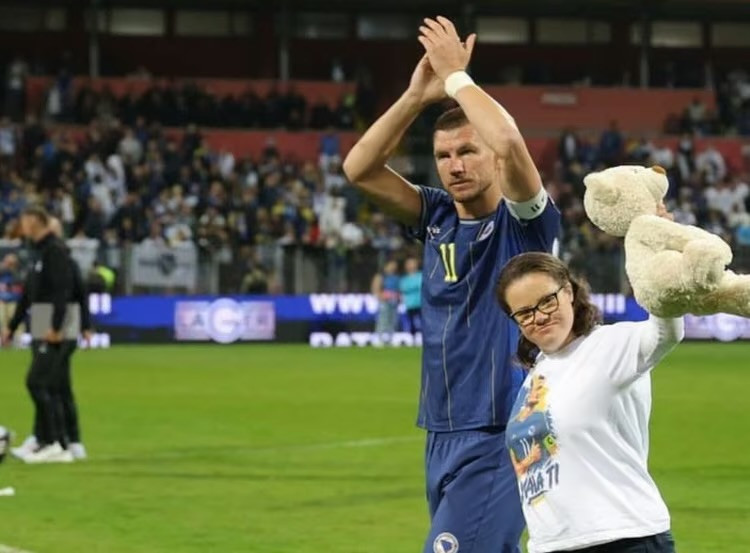 Emocije se još nisu smirile: Džeko nakon oproštaja poslao posebnu poruku djevojčici Edni - featured image Emocije se još nisu smirile: Džeko nakon oproštaja poslao posebnu poruku djevojčici Edni - featured image