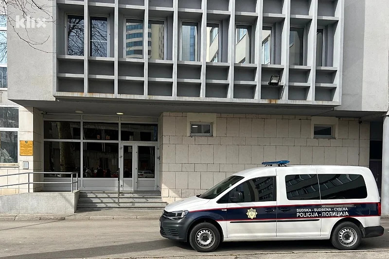 SLUČAJ U BiH: Žena osumnjičena da je maloljetnicima omogućavala konzumiranje droge, određen joj pritvor - featured image SLUČAJ U BiH: Žena osumnjičena da je maloljetnicima omogućavala konzumiranje droge, određen joj pritvor - featured image