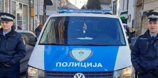 Tuča na izborima: Posmatrač fizički napao člana izborne komisije Tuča na izborima: Posmatrač fizički napao člana izborne komisije - featured image