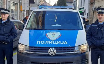Tuča na izborima: Posmatrač fizički napao člana izborne komisije Tuča na izborima: Posmatrač fizički napao člana izborne komisije - featured image