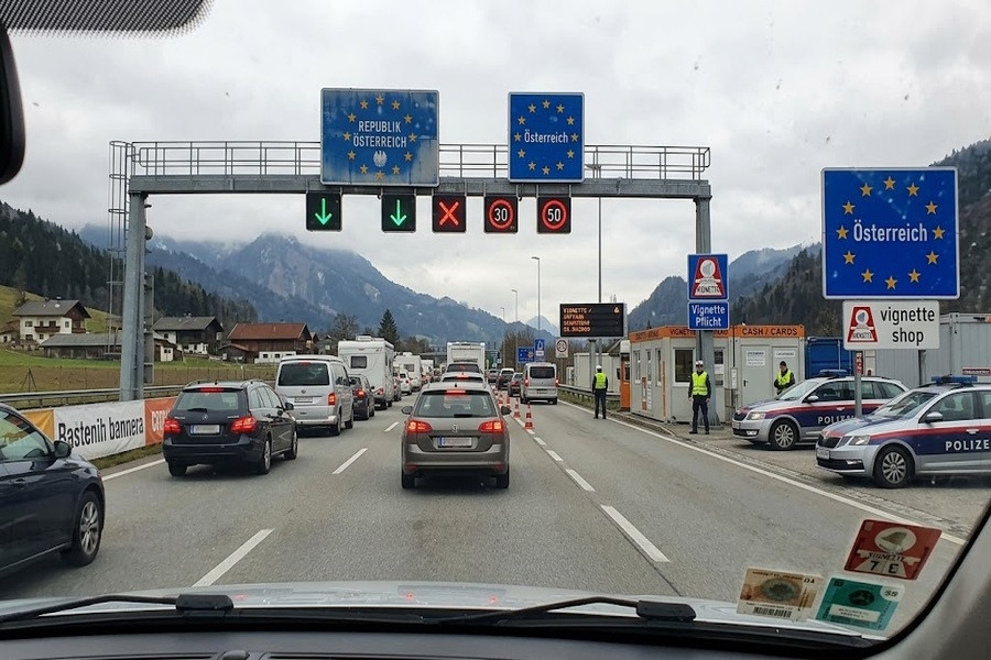 UDAR PO DŽEPU ZA NEODGOVORNE VOZAČE: Zbog ovog prekršaja u Austriji vas mogu kazniti sa 10.000 eura! - featured image UDAR PO DŽEPU ZA NEODGOVORNE VOZAČE: Zbog ovog prekršaja u Austriji vas mogu kazniti sa 10.000 eura! - featured image