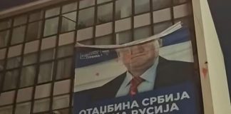 Nakon Vučićevog poraza: Uklonjen Šešeljev plakat koji negira genocid u Srebrenici - featured image