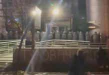 Nakon Informera, građani stigli ispred televizije Pink: Zgradu gađaju jajima, veliki broj policije - featured image