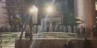 Nakon Informera, građani stigli ispred televizije Pink: Zgradu gađaju jajima, veliki broj policije - featured image
